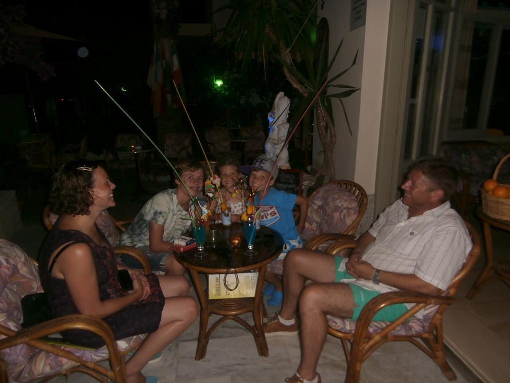 Harry'S Bar & Apartments 1 Aharávi Kültér fotó